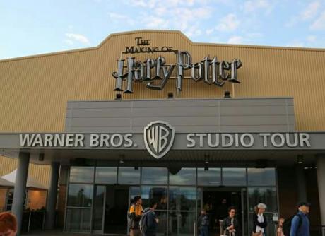 Leslie devant les studios Harry Potter à Londres