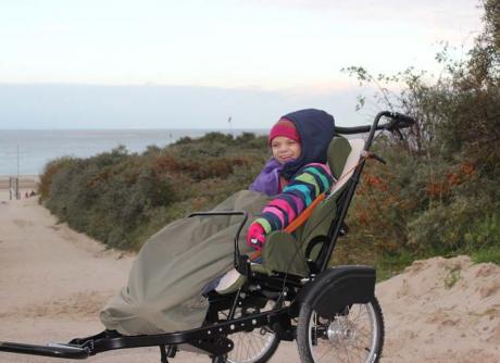 Marie et sa poussette adaptée