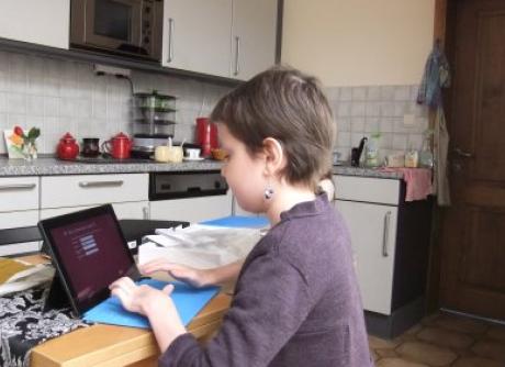 Nadia et sa tablette